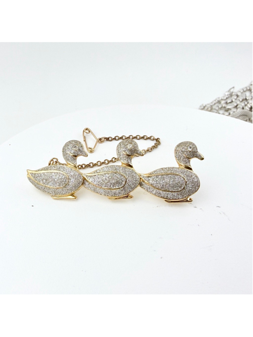 Vintage 1970s Duck Brooch Silver Sparkle Enamel, Triple Duck Pin, Figural Animal - Picture 5 of 7